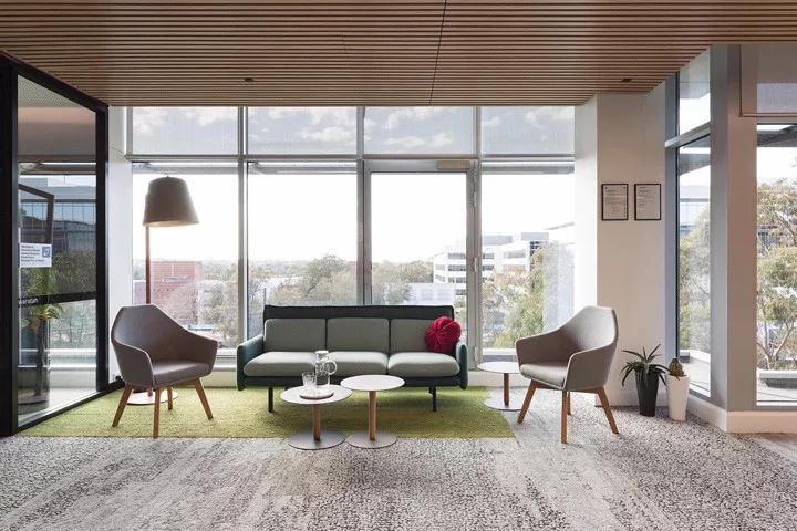 用最經濟的材質來創建一個溫暖舒適的工作空間